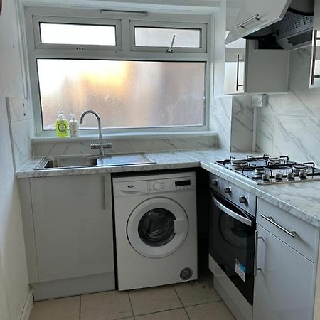 לונדון Cozy Room For Single Use מראה חיצוני תמונה